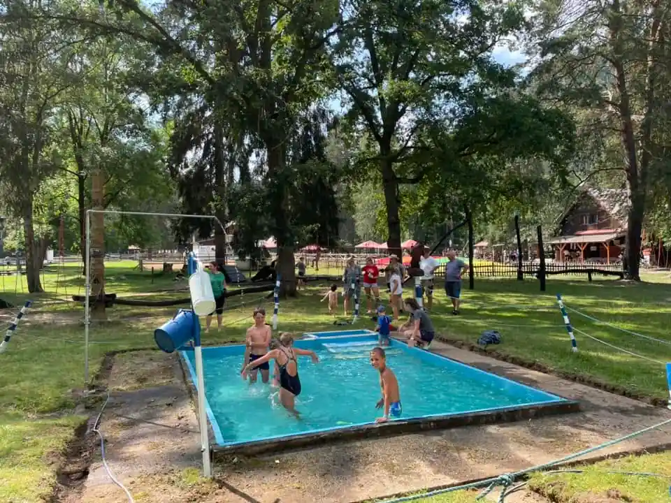 Děti hrající si ve vodě