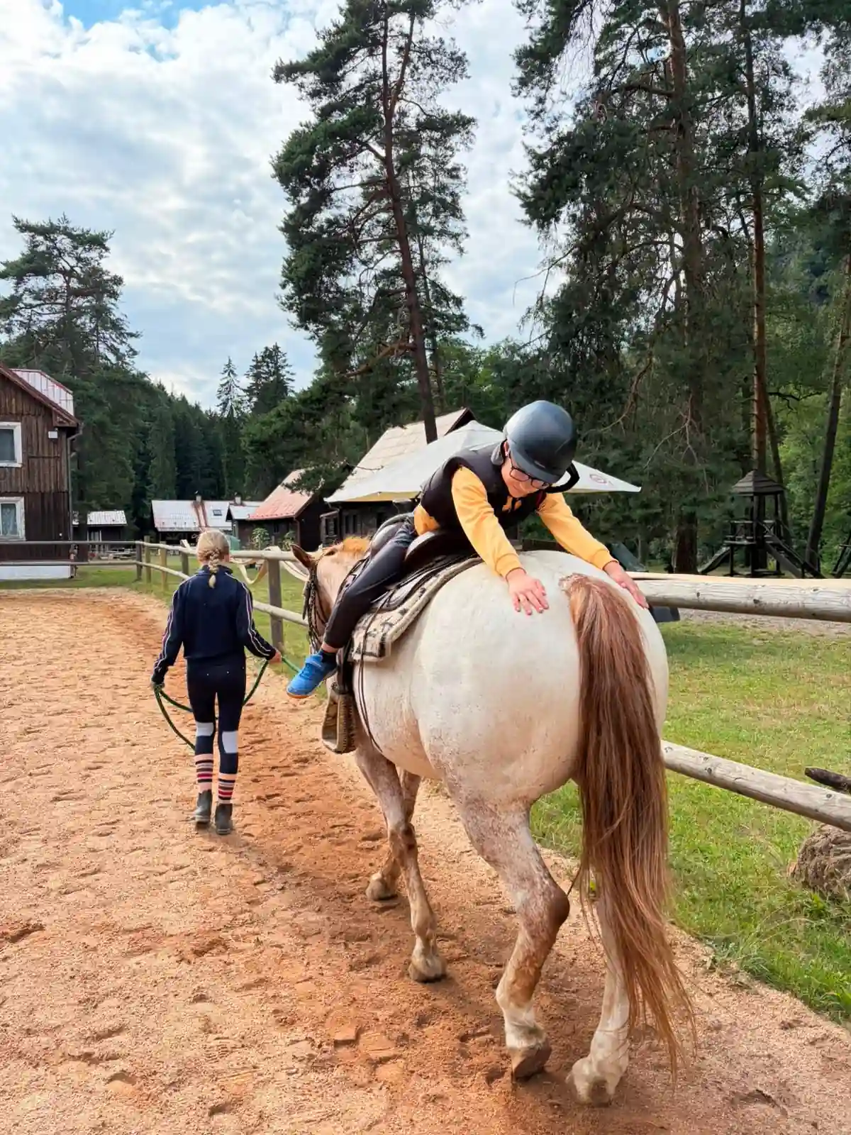 Chlapec vezoucí se na koňském hřbetě