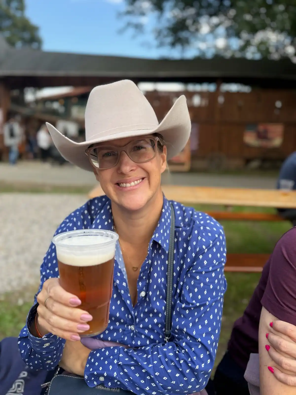 Smějící se žena držící pivo